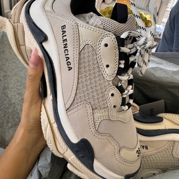 BALENCIAGA TRIPLE SNEAKER
DOU.FOA.MESH/HONEY COMB MESH/ME BEIGE BLACKK 38. - Picture 5 of 7